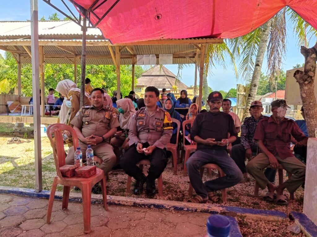 Bhabinkamtibmas Polsek Angsana Polres Pandeglang Sambangi Masyarakat Desa Karangsari dan Sampaikan Pesan Kamtibmas 5 WhatsApp Image 2024 06 24 at 18.38.56
