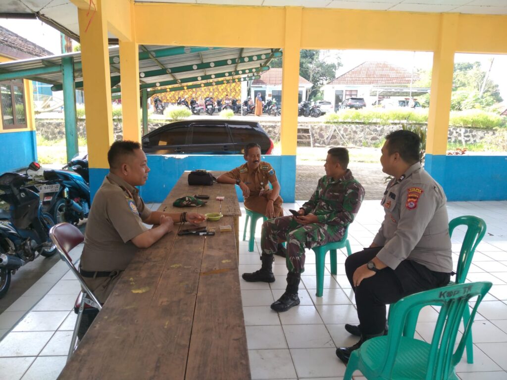 Bhabinkamtibmas Polsek Angsana Bersama Babinsa Sambangi Kantor Kecamatan Angsana 6 WhatsApp Image 2024 06 24 at 18.39.19