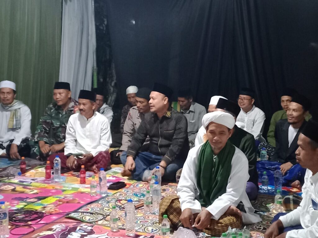 Laksanakan Silaturahmi Kamtibmas, Kanit Binmas Polsek Angsana Polres Pandeglang Hadir di Pengajian Warga Desa Padamulya 8 WhatsApp Image 2024 06 24 at 18.39.39
