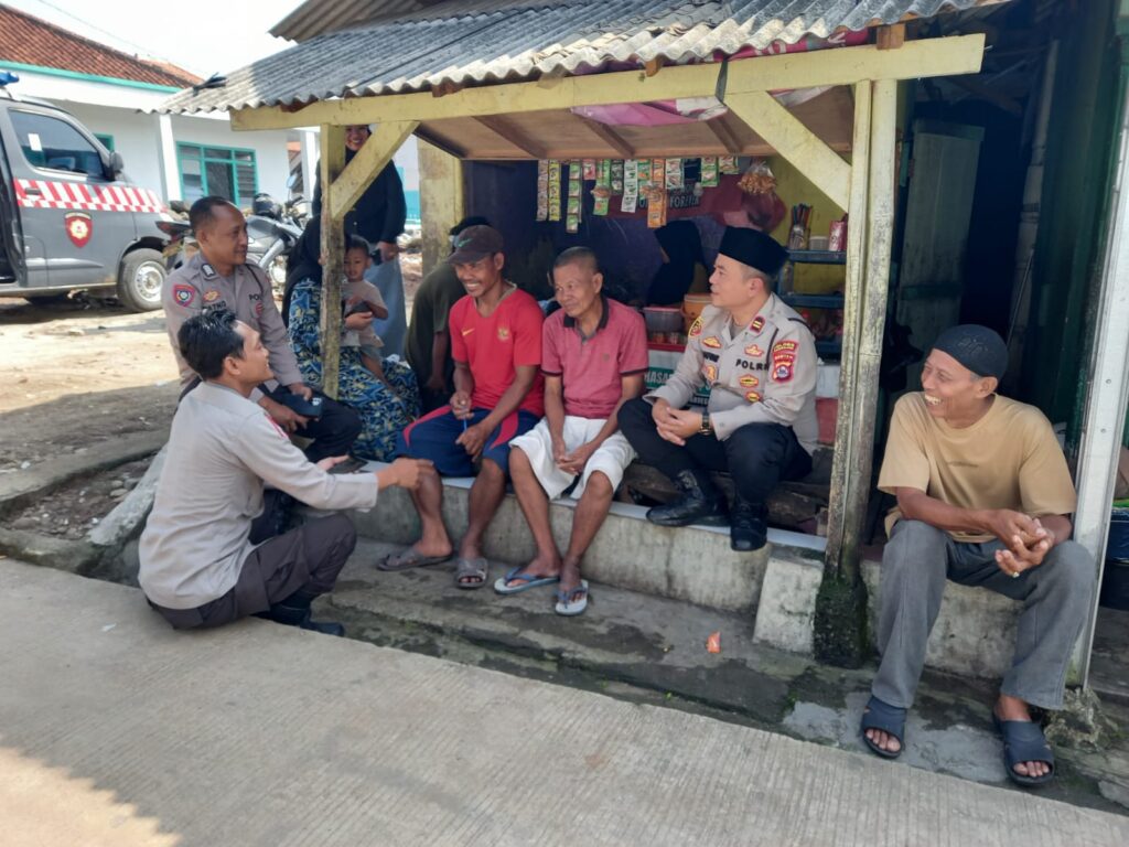 Kanit Binmas Polsek Cimanuk Bripka Kleja Jalin Kedekatan dan Komunikasi dengan Warga Desa Cimanuk 9 WhatsApp Image 2024 06 25 at 00.45.32