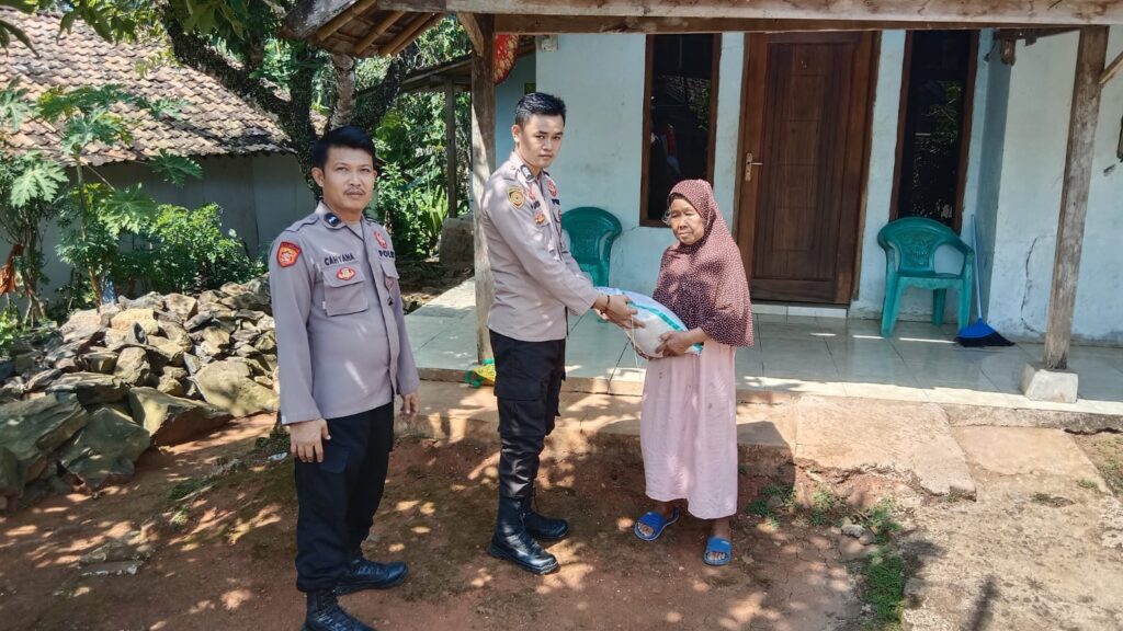 Bhabinkamtibmas Polsek Cigeulis Sambangi Warga Masyarakat dan Berikan Bantuan Sosial 10 WhatsApp Image 2024 06 25 at 01.05.13