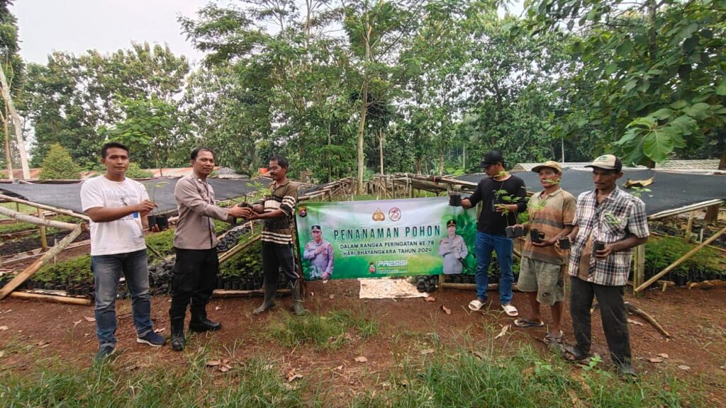Polsek Banjar Tanam 150 Bibit Pohon Sengon dalam Rangka HUT Bhayangkara ke-78 9 WhatsApp Image 2024 06 25 at 08.48.19