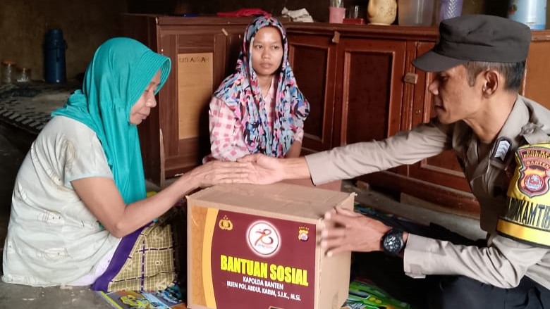 Bhabinkamtibmas Polsek Banjar Berbagi Sembako dalam Peringatan Hari Bhayangkara ke-78 8 WhatsApp Image 2024 06 25 at 09.03.22