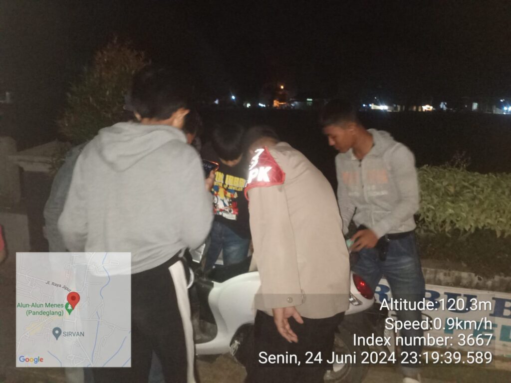 Polsek Menes Gelar Patroli Malam dan Periksa Sekelompok Pemuda di Alun-alun Menes 4 WhatsApp Image 2024 06 25 at 10.54.51