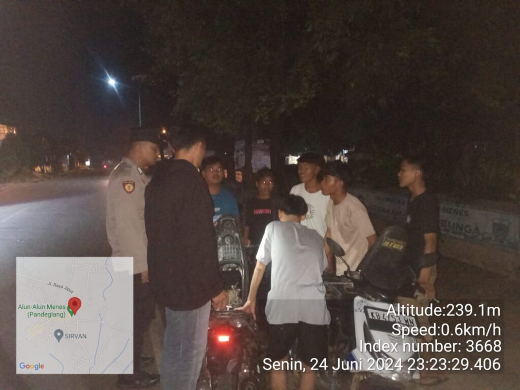 Polsek Menes Lakukan Patroli Malam dan Periksa Kendaraan Sekelompok Pemuda di Alun-Alun Menes 3 WhatsApp Image 2024 06 25 at 10.58.52