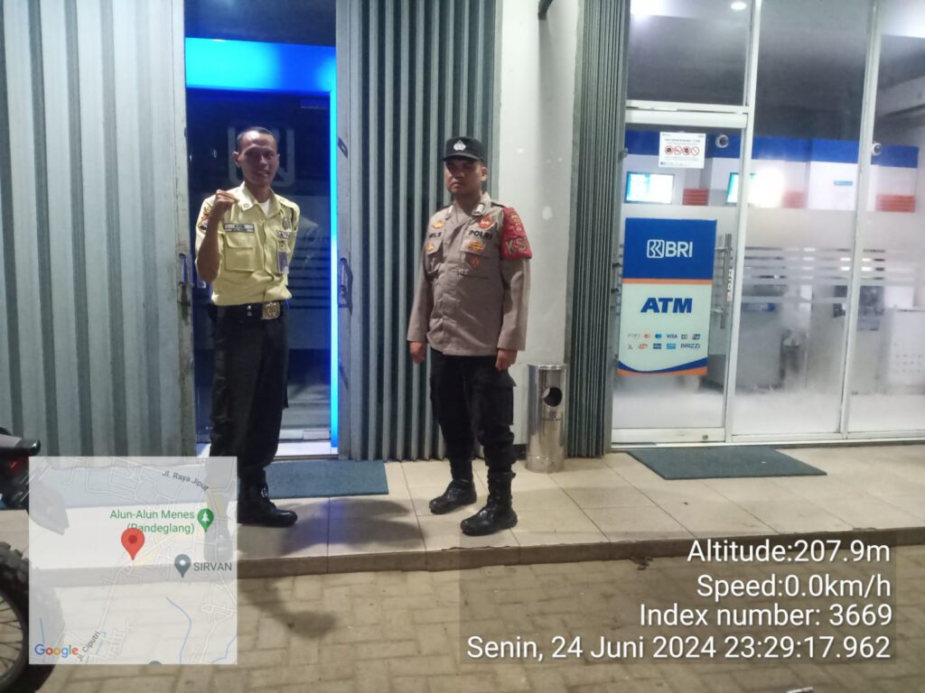 Brigadir Hikmah Bhabinkamtibmas Polsek Menes Jaga Keamanan Bersama Satpam Bank 1 WhatsApp Image 2024 06 25 at 11.17.23