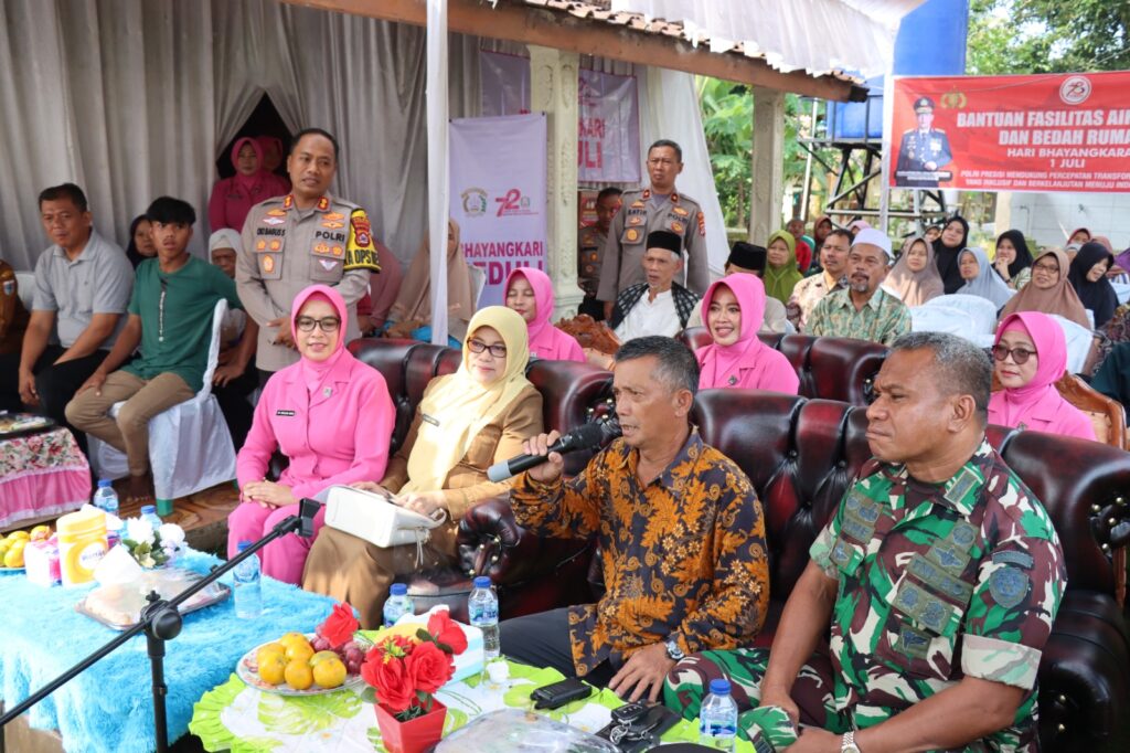 Kapolres Pandeglang Melaksanakan Kegiatan Bantuan Fasilitas Air Bersih dan Bedah Rumah di Desa Banjar 7 WhatsApp Image 2024 06 25 at 13.00.40