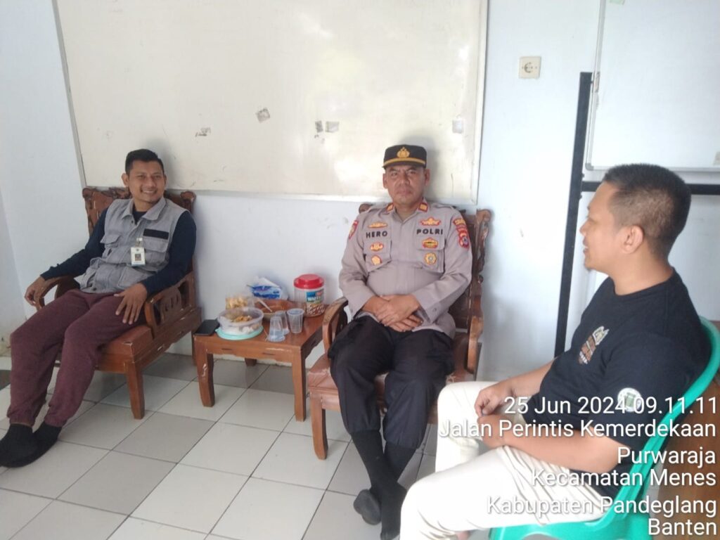 Polsek Menes Sambangi Petugas Penyuluh BKKBN Sutikno di Desa Purwaraja 8 WhatsApp Image 2024 06 25 at 15.11.03
