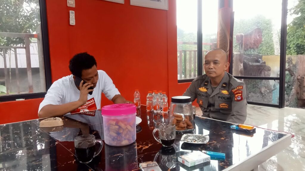 Polsek Menes Sambangi Tokoh Masyarakat di Kampung Kadu Kombong Desa Menes 7 WhatsApp Image 2024 06 25 at 15.23.45
