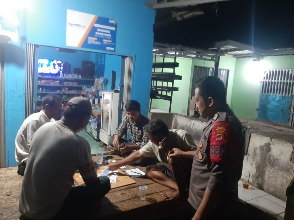 Anggota Piket Polsek Angsana Polres Pandeglang Laksanakan Patroli Dialogis di wilayah Kecamatan Angsana 6 WhatsApp Image 2024 06 25 at 22.44.34