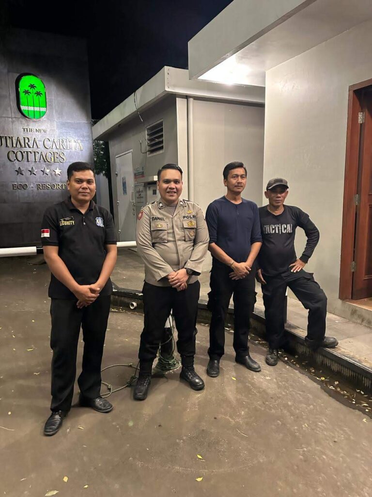 Personil Unit Samapta Polsek Carita, Brigadir Daniel, Melaksanakan Patroli Malam ke Hotel Mutiara 6 WhatsApp Image 2024 06 25 at 23.13.07