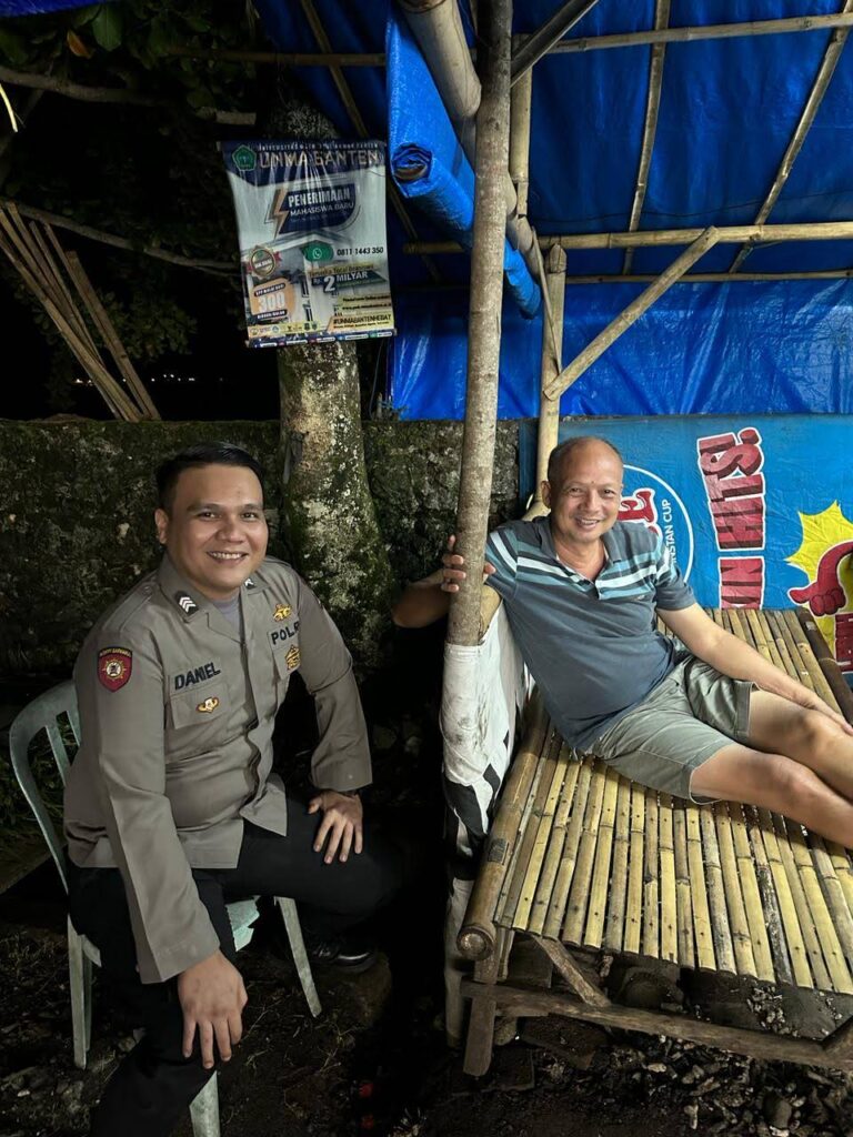 Personil Polsek Carita Melaksanakan Patroli Malam dan Berinteraksi dengan Warga di Pos Ronda 7 WhatsApp Image 2024 06 25 at 23.15.49