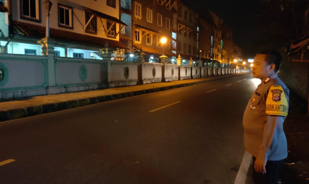 Personil Polsek Carita, Bripka Bobi, Memantau Jalan Utama Carita 8 WhatsApp Image 2024 06 25 at 23.20.25