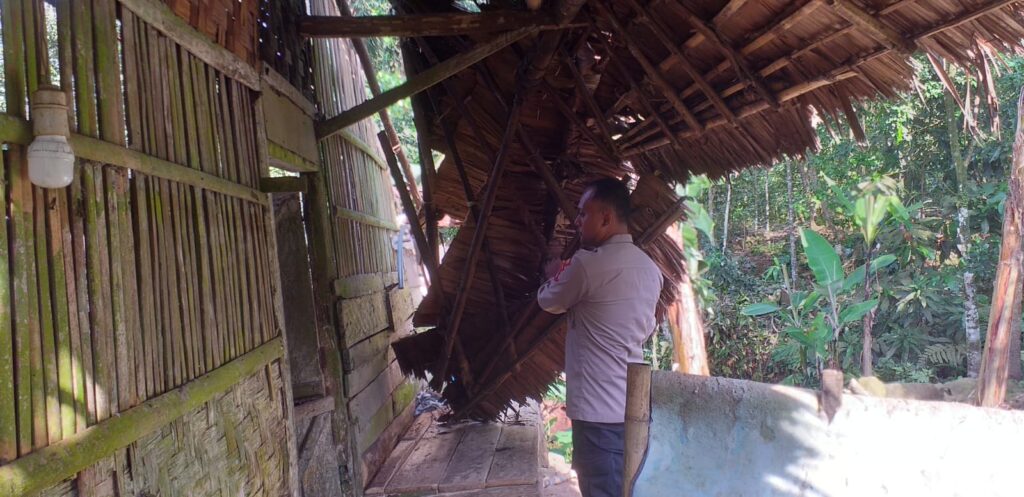 Polsek Pulosari Lakukan Penanganan Kejadian Bencana Alam Pohon Aren Tumbang di Pulosari 9 WhatsApp Image 2024 06 26 at 01.34.32