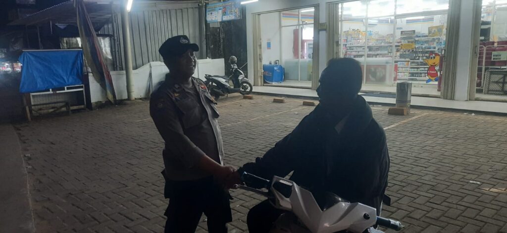 Polsek Picung Rutin Gelar Patroli Malam untuk Jaga Kamtibmas 1 WhatsApp Image 2024 06 26 at 05.29.47