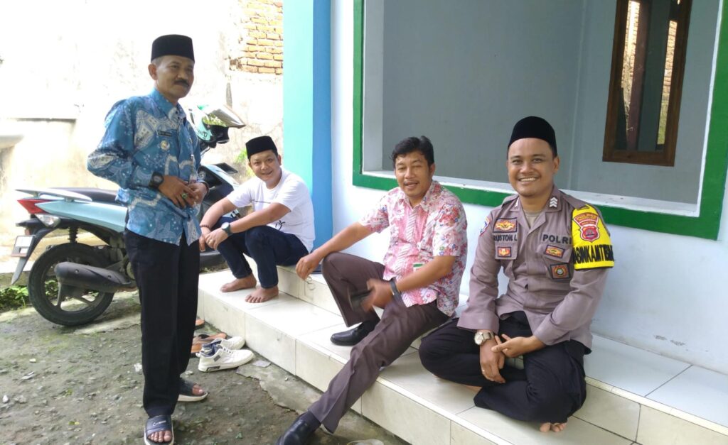 Bhabinkamtibmas Polsek Angsana Polres Pandeglang Sambangi Masyarakat Desa Angsana dan Sampaikan Pesan Kamtibmas 3 WhatsApp Image 2024 06 26 at 05.31.18