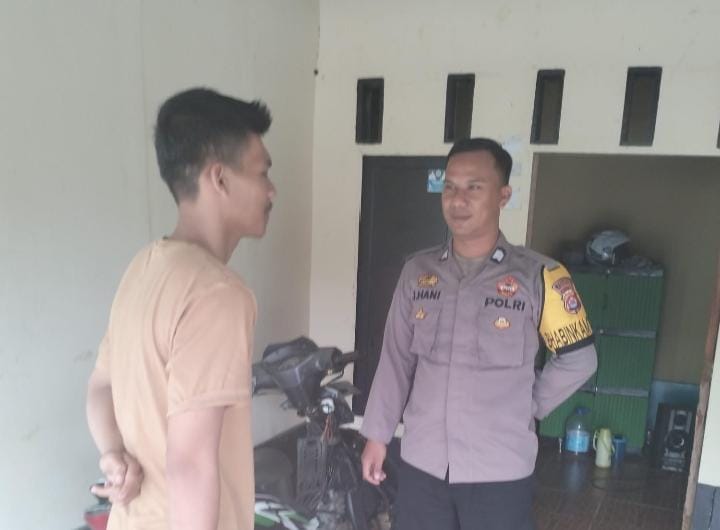 Bhabinkamtibmas Polsek Angsana Polres Pandeglang Laksanakan Sambang Door to Door Sistem di Desa Sumurlaban 5 WhatsApp Image 2024 06 26 at 05.31.35