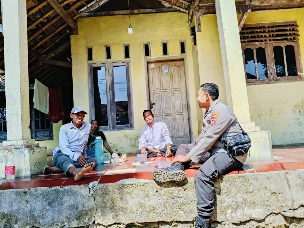 Bhabinkamtibmas Polsek Panimbang Sambangi Warga Desa untuk Jalin Silaturahmi dan Berikan Himbauan Kamtibmas 8 WhatsApp Image 2024 06 26 at 05.46.23