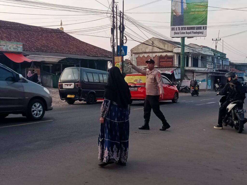 Polsek Cadasari Intensifkan Pengaturan Lalu Lintas Pagi Hari 7 WhatsApp Image 2024 06 26 at 06.57.18