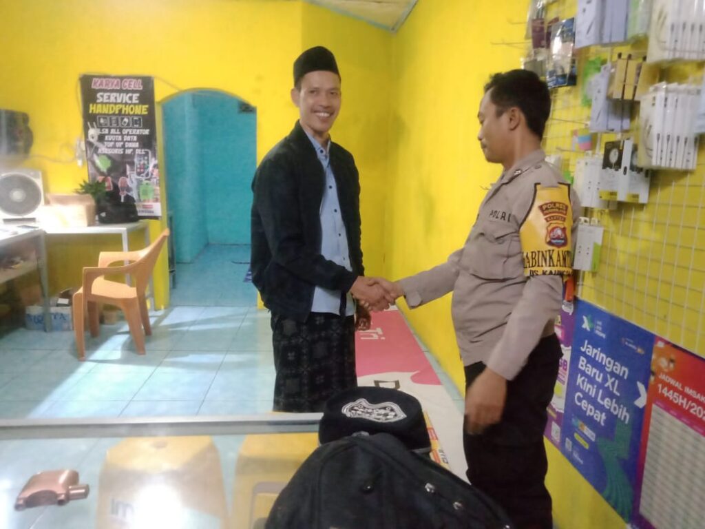 Bhabinkamtibmas Polsek Cadasari Kunjungi Warga untuk Menjaga Keamanan 5 WhatsApp Image 2024 06 26 at 06.58.44