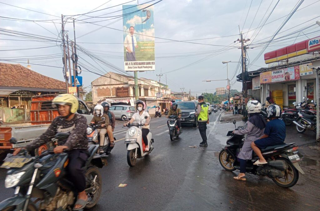 Anggota Polsek Cadasari Tetap Laksanakan Pengaturan Sore di Depan Pasar Meskipun Hujan 4 WhatsApp Image 2024 06 26 at 06.59.02