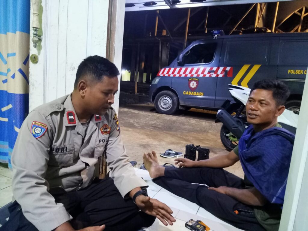 Kanit Binmas Polsek Cadasari, Aipda Dori Erikson, Sambangi Warga di Malam Hari 10 WhatsApp Image 2024 06 26 at 07.00.02