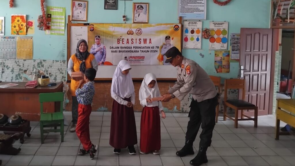 Polsek Cadasari Berikan Bantuan Bea Siswa Kepada 3 Murid SDN 3 Cadasari 9 WhatsApp Image 2024 06 26 at 08.55.14
