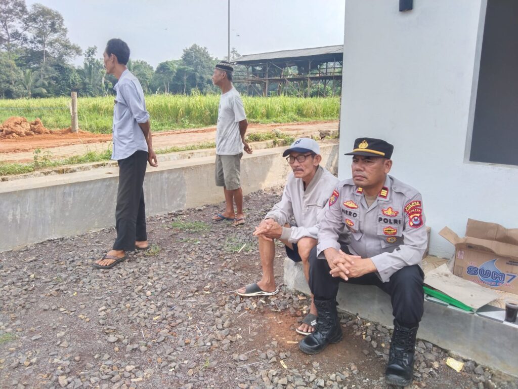 Polsek Menes Sambangi Tokoh Masyarakat Bapak Atot 9 WhatsApp Image 2024 06 26 at 14.25.13