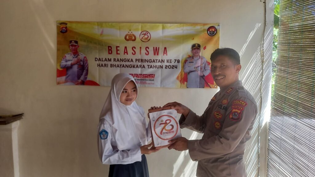 Polsek Cibaliung Berikan Bantuan Beasiswa untuk Siswa Berprestasi dalam Rangka Hari Bhayangkara ke-78 8 WhatsApp Image 2024 06 26 at 14.31.08