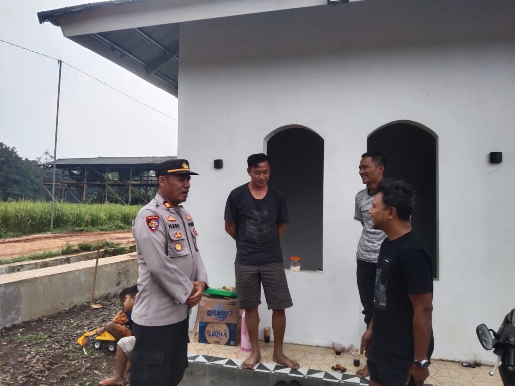 Polsek Menes Sambangi Tokoh Pemuda Driat di Kampung Menes 7 WhatsApp Image 2024 06 26 at 14.31.39