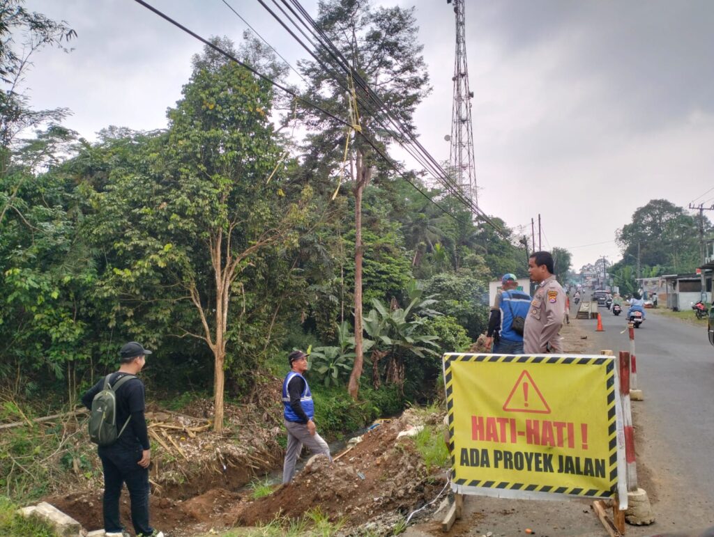 Polsek Menes Pandeglang Gelar Himbauan Kamtibmas Kepada Petugas Perbaikan Jalan Longsor di Cimanying 6 WhatsApp Image 2024 06 26 at 14.45.48
