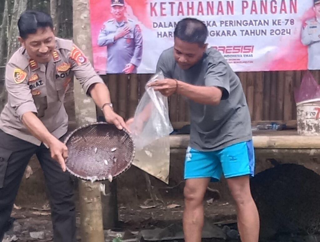 Polsek Cibaliung Berikan Bantuan Benih Ikan untuk Tingkatkan Ketahanan Pangan dalam Rangka Hari Bhayangkara ke-78 5 WhatsApp Image 2024 06 26 at 14.47.13