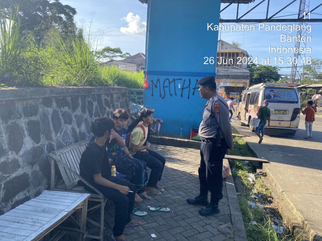 Sat Samapta Polres Pandeglang Sampaikan Pesan Kamtibmas kepada Remaja yang Hendak Naik Kendaraan Umum 2 WhatsApp Image 2024 06 26 at 18.59.32