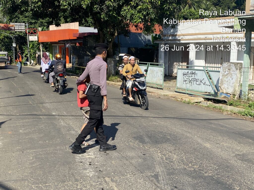 Sat Samapta Polres Pandeglang Berikan Pelayanan Prima dengan Gelar Strong Point di Pertigaan Cipacung 10 WhatsApp Image 2024 06 26 at 18.59.44