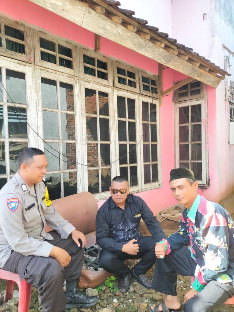 Personil Polsek Carita Bersilaturahmi dengan Tokoh Pemuda di Desa Sukarame 2 WhatsApp Image 2024 06 27 at 05.00.42
