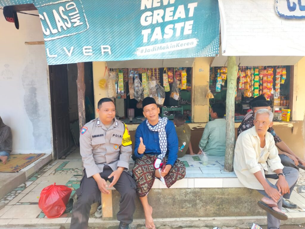 Bhabinkamtibmas Polsek Carita Silaturahmi dengan Tokoh Agama Ketua MUI Kecamatan Carita 3 WhatsApp Image 2024 06 27 at 05.03.04