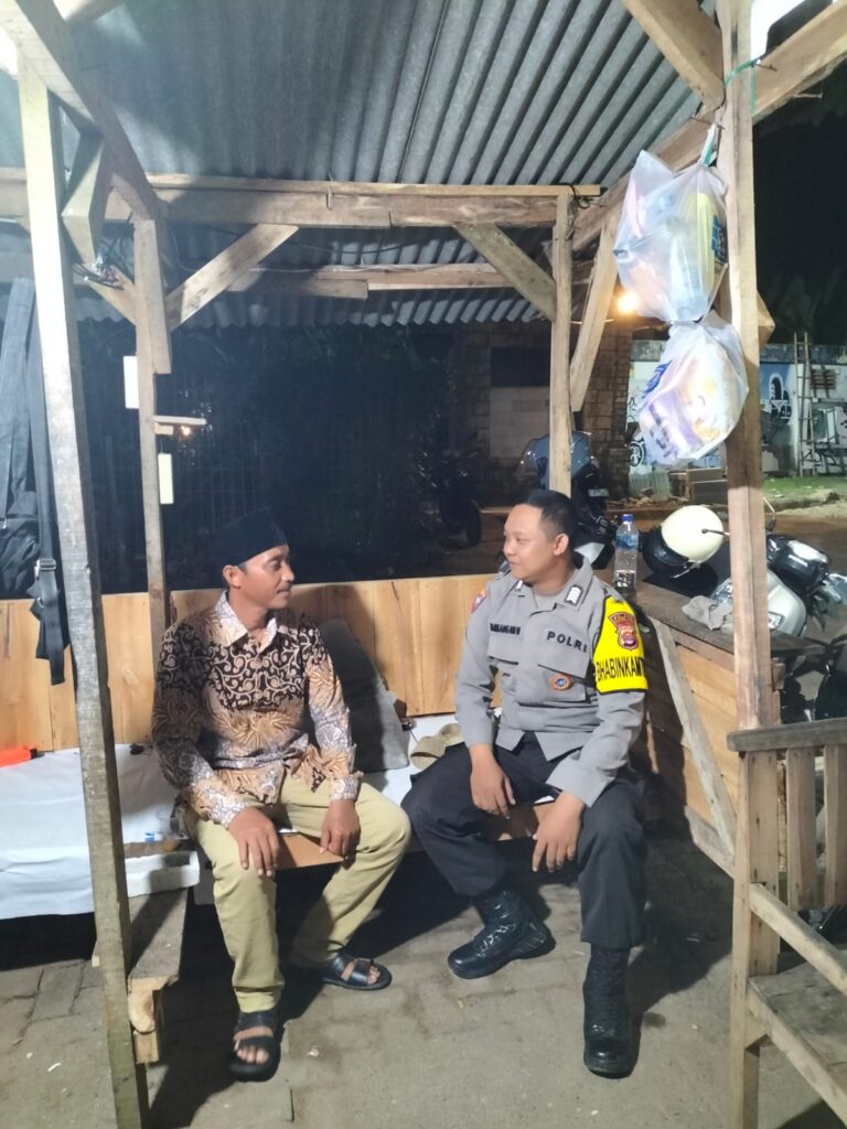 Bhabinkamtibmas Polsek Carita Melaksanakan Patroli Malam dan Berbincang dengan Warga di Desa Sukajadi 5 WhatsApp Image 2024 06 27 at 05.10.43