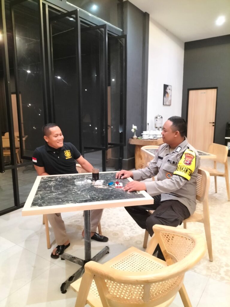 Personil Polsek Carita Sambangi Penginapan dan Memberikan Himbauan kepada Petugas Keamanan 6 WhatsApp Image 2024 06 27 at 05.13.42