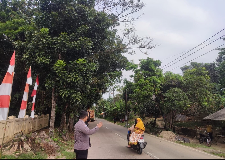 Anggota Piket Polsek Angsana Polres Pandeglang, Laksanakan Strongpoint Sore di Jl Raya Munjul-Angsana 7 WhatsApp Image 2024 06 27 at 06.02.31