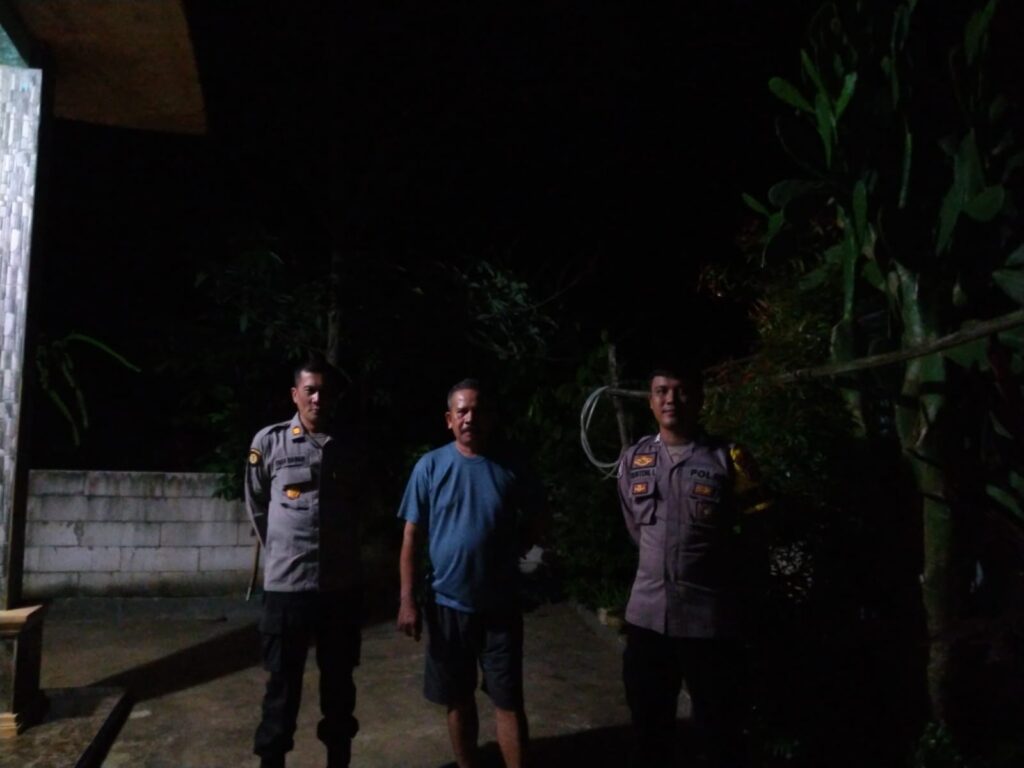 Bhabinkamtibmas Polsek Angsana Polres Pandeglang Sambangi Masyarakat Desa Kadubadak dan Berikan Pesan Kamtibmas 8 WhatsApp Image 2024 06 27 at 06.02.45
