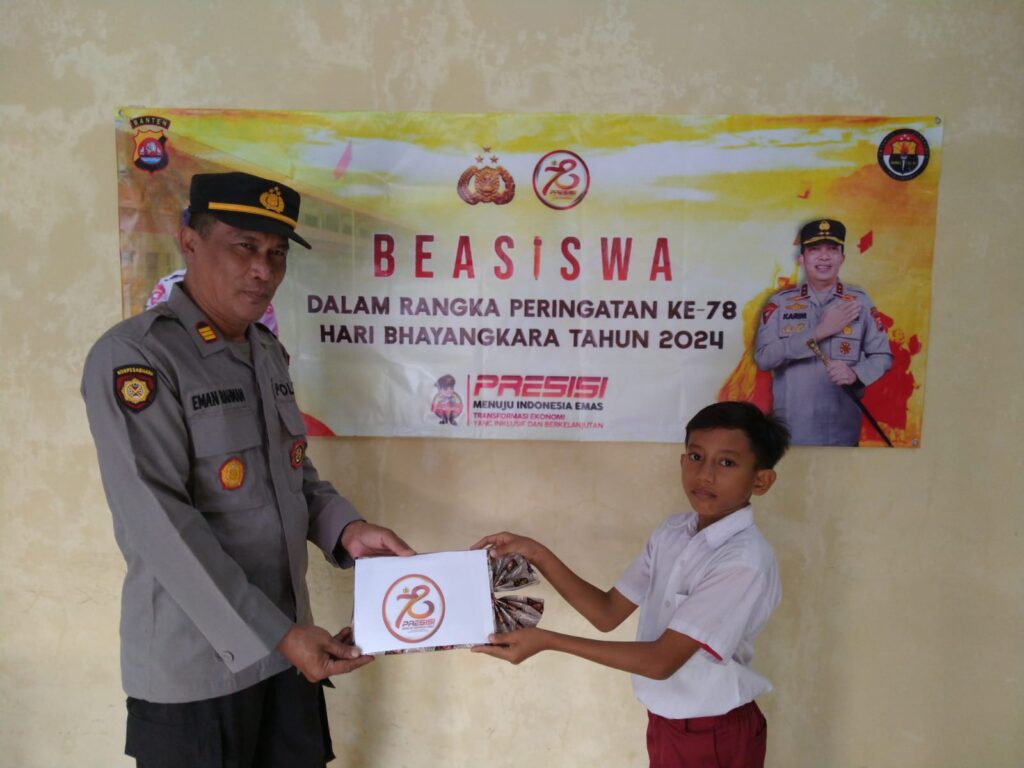 Dalam Rangka HUT Bhayangkara ke-78, Kapolsek Angsana Polres Pandeglang Santuni Siswa Kurang Mampu dari SDN 1 Angsana 9 WhatsApp Image 2024 06 27 at 06.03.43