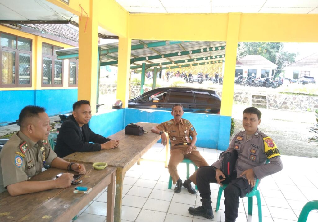Bangun Komunikasi yang Baik, Bhabinkamtibmas Polsek Angsana Polres Pandeglang Sambangi Kantor Kecamatan Angsana Ajak Bersinergi Jaga Kamtibmas 10 WhatsApp Image 2024 06 27 at 06.03.54