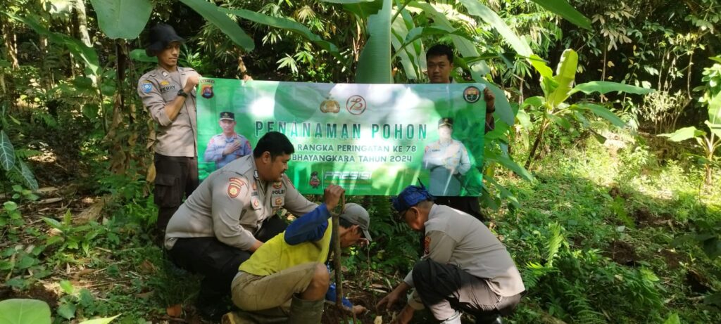 Polsek Bojong Polres Pandeglang Laksanakan Penanaman Pohon dalam Rangka Peringatan ke-78 Hari Bhayangkara 4 WhatsApp Image 2024 06 27 at 10.04.40