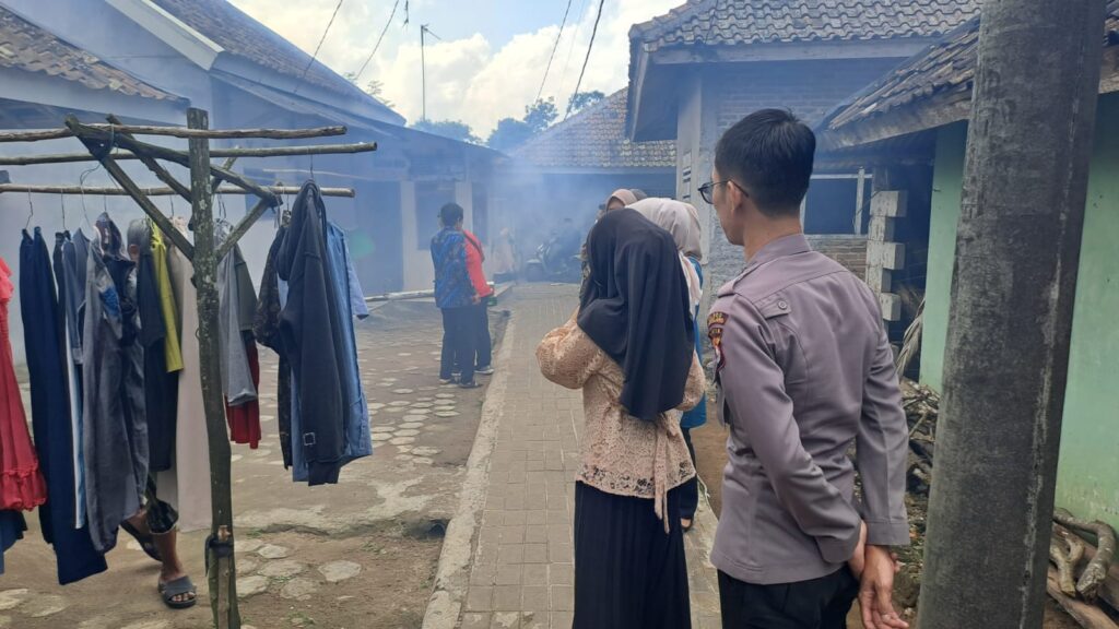 Anggota Polsek Mandalawangi dan Puskesmas Mandalawangi Bersinergi Lakukan Fogging Cegah DBD 10 WhatsApp Image 2024 06 27 at 10.33.19
