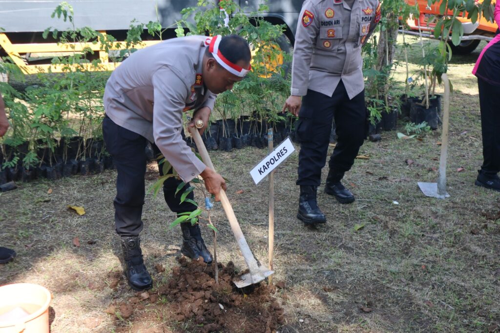 Polres Pandeglang Gelar Kegiatan Penanaman Pohon dalam Perayaan Hari Ulang Tahun Bhayangkara ke-78 2 WhatsApp Image 2024 06 27 at 11.09.19
