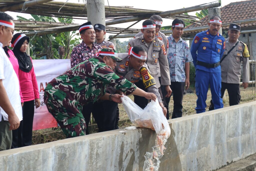 Polres Pandeglang Tebar Ribuan Bibit Ikan untuk Memperingati HUT ke-78 Bhayangkara 1 WhatsApp Image 2024 06 27 at 11.11.15