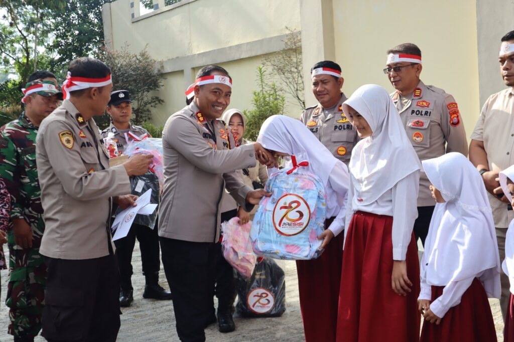 Polres Pandeglang Berikan Beasiswa dalam Rangka Peringatan ke-78 HUT Bhayangkara 3 WhatsApp Image 2024 06 27 at 11.14.00