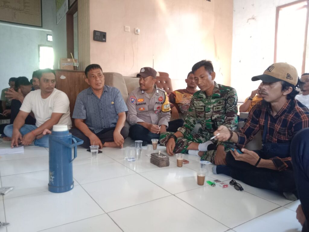 Bhabinkamtibmas Polsek Cimanggu dan Babinsa Koramil Cimanggu Sambang kantor desa dan Warga Desa Binaan 6 WhatsApp Image 2024 06 27 at 15.21.52