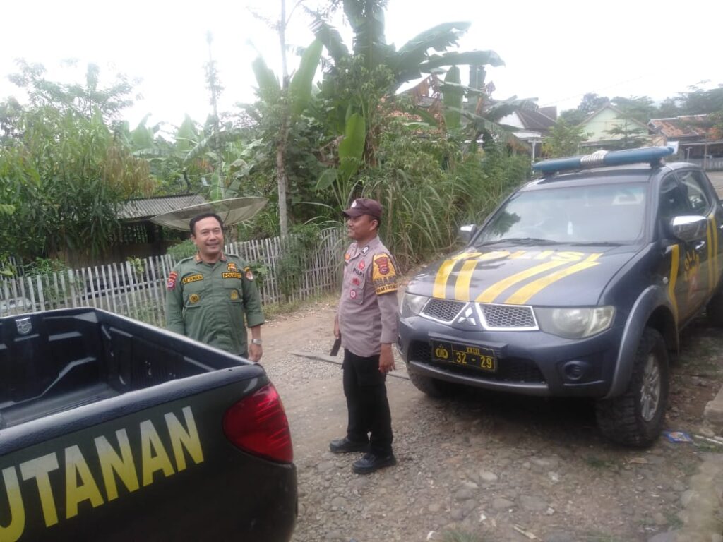 Petugas Piket dan Bhabinkamtibmas Polsek Cimanggu Laksanakan Patroli Siang Hari 5 WhatsApp Image 2024 06 27 at 15.25.30