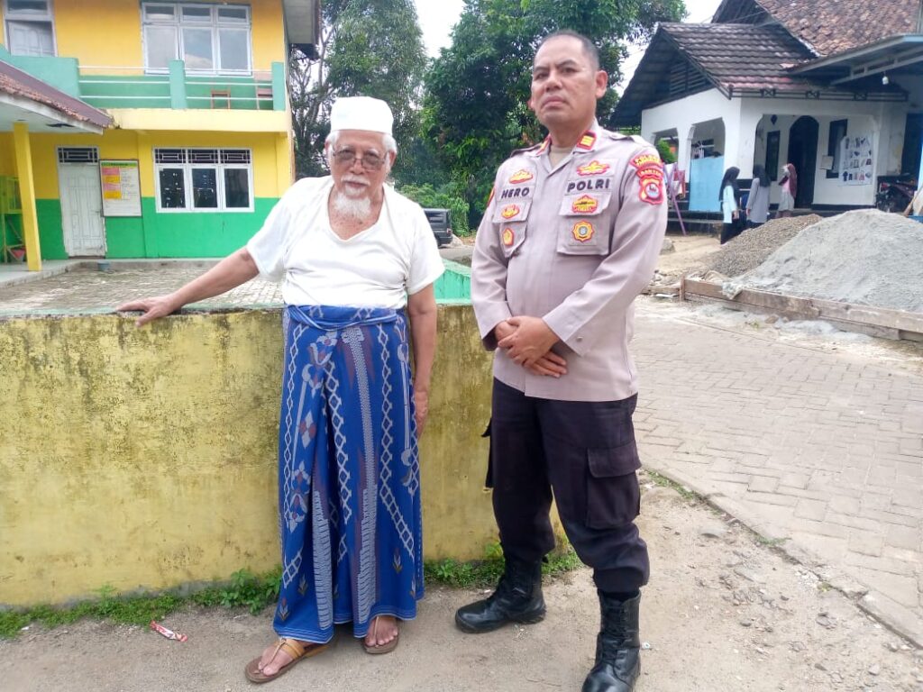 Kapolsek Menes Sambangi Tokoh Agama KH. Abdul Hakim di Menes 4 WhatsApp Image 2024 06 27 at 16.41.08